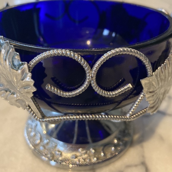 Vintage Cobalt Blue Glass and Silver Plate Basket with Leaf Motif. - Picture 2 of 5